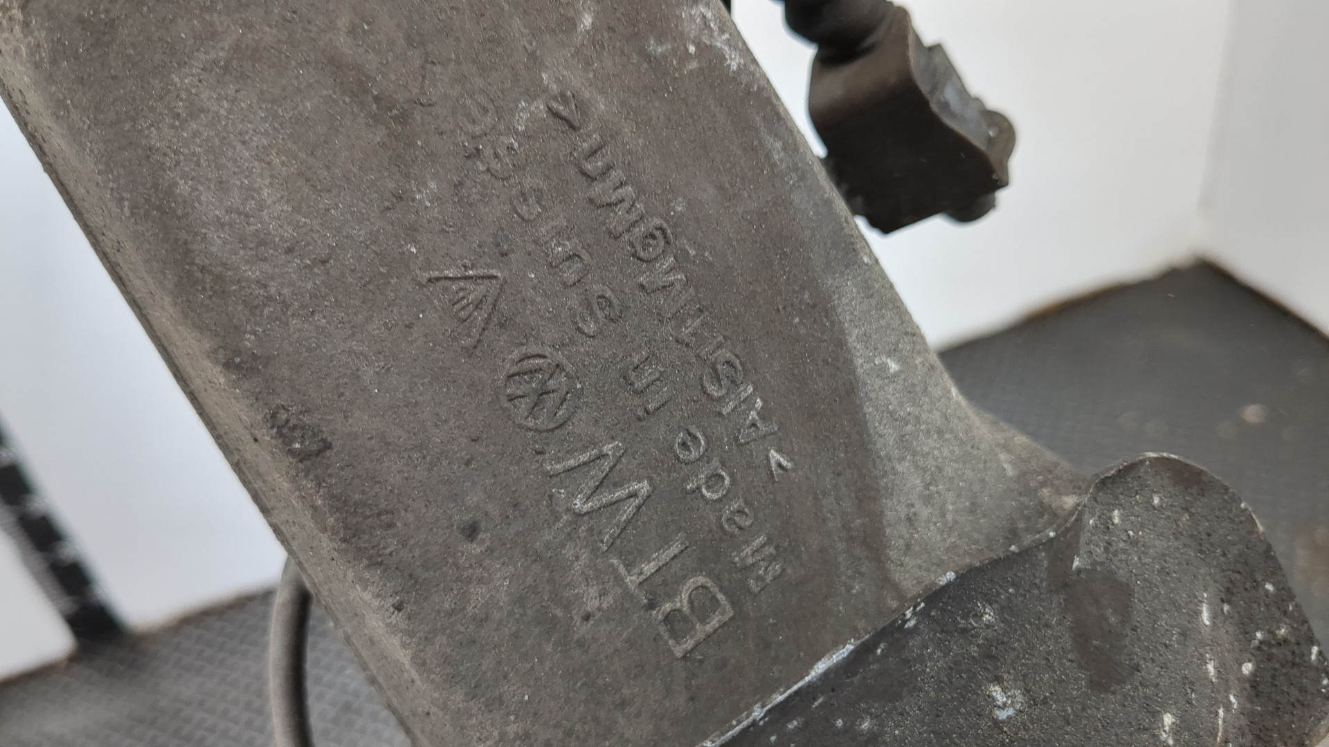 Кулак поворотный передний правый