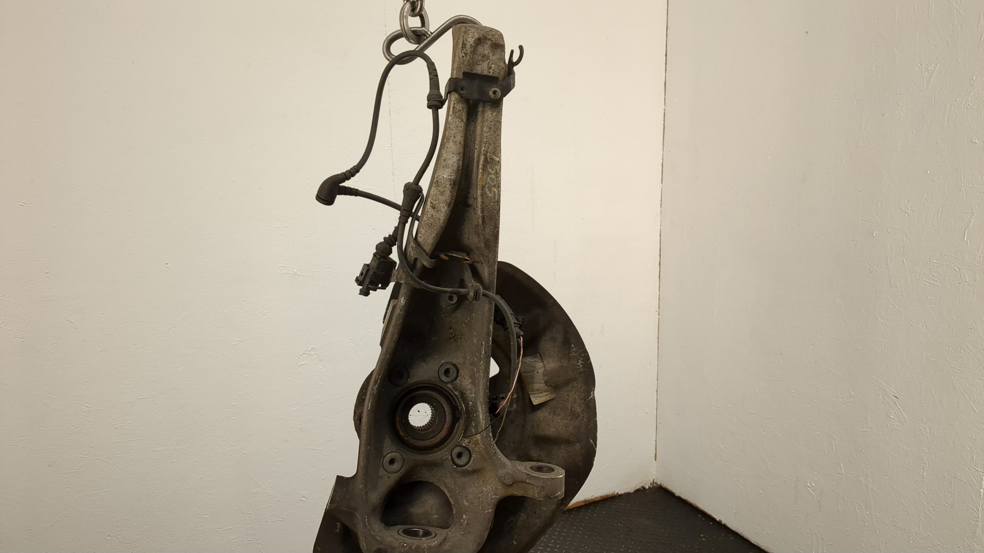 Кулак поворотный передний правый