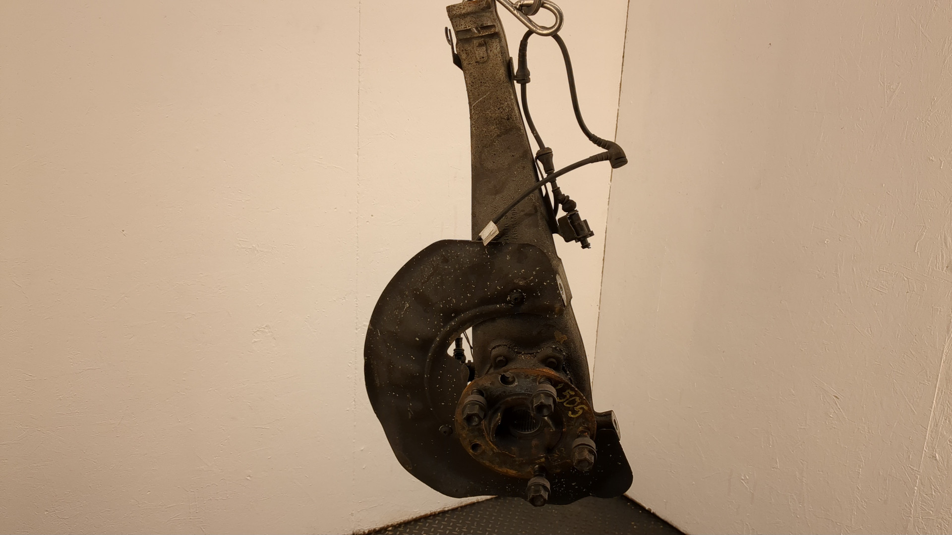 Кулак поворотный передний правый