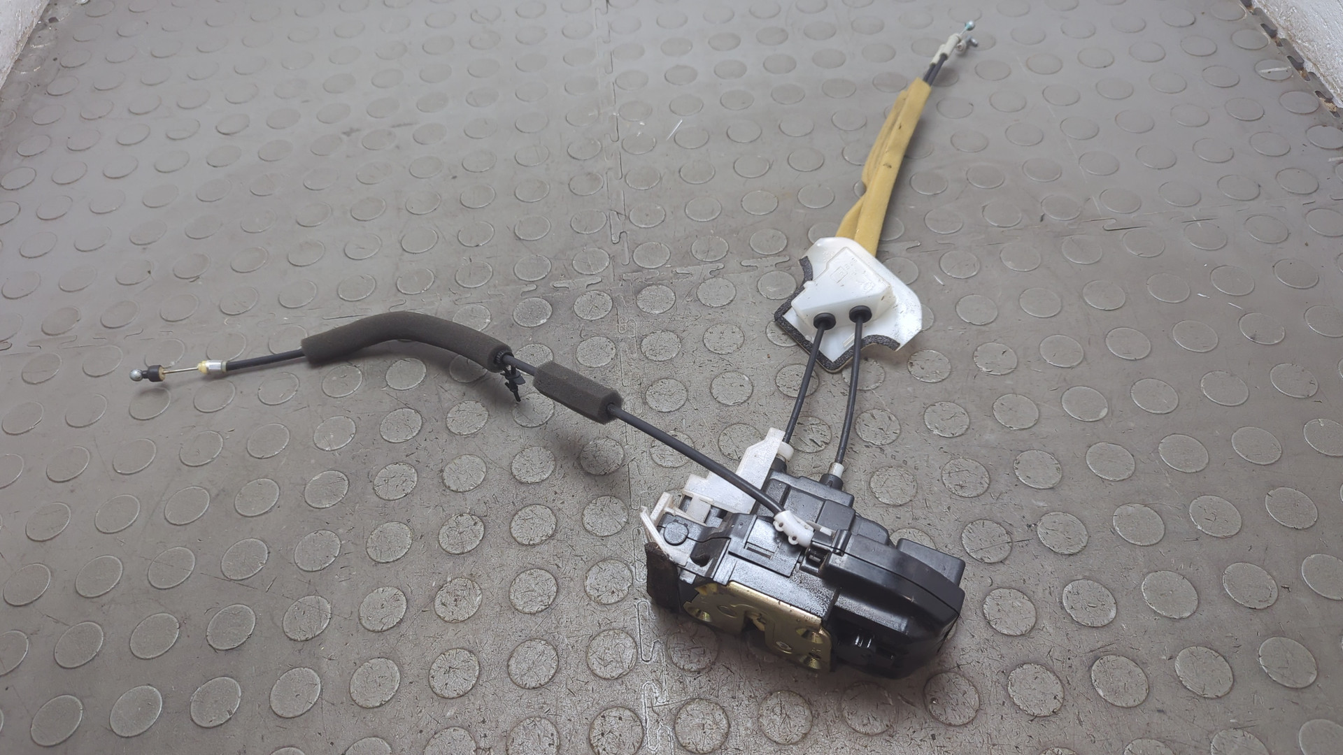 Замок двери передней правой