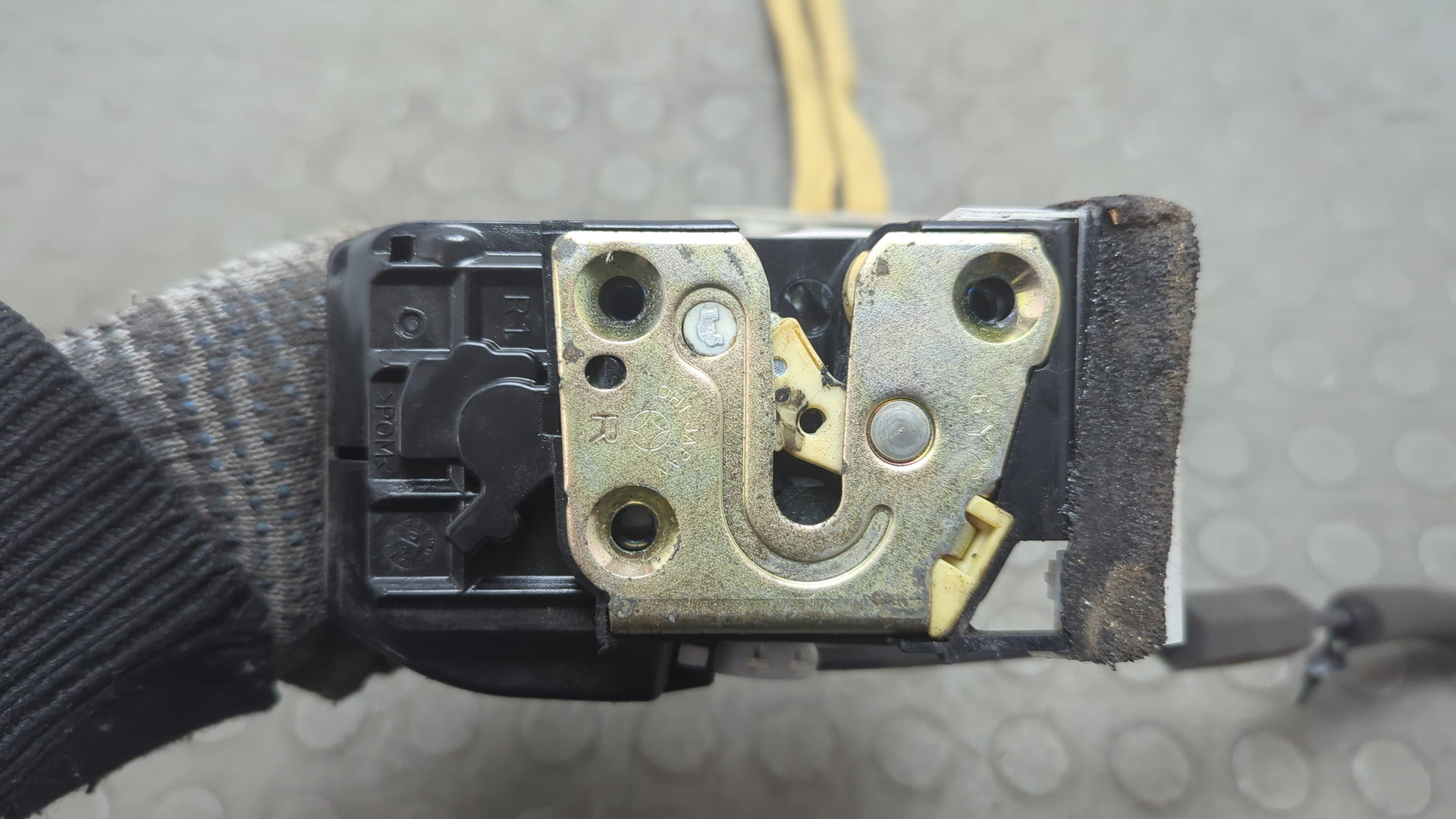 Замок двери передней правой