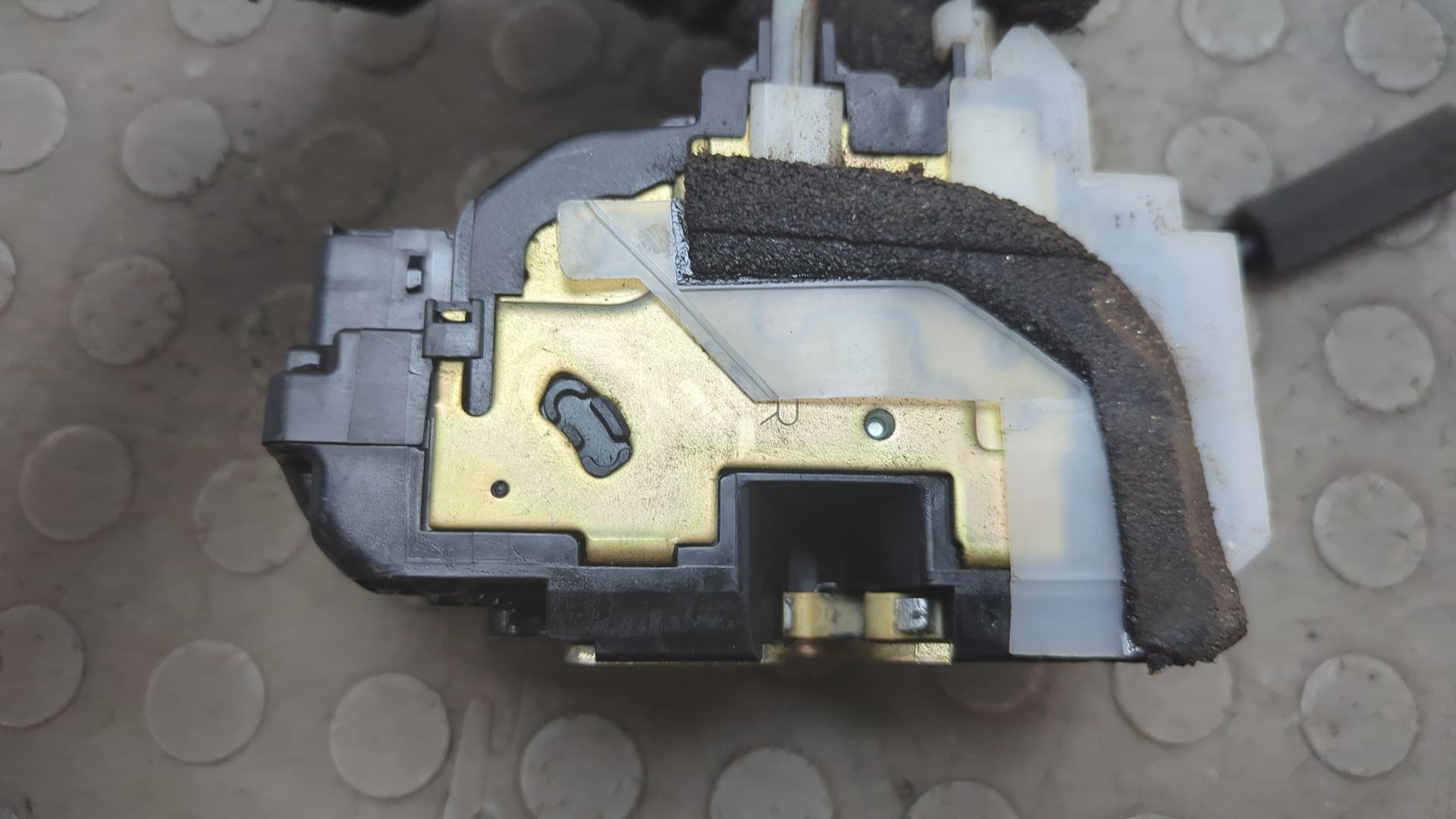 Замок двери передней правой