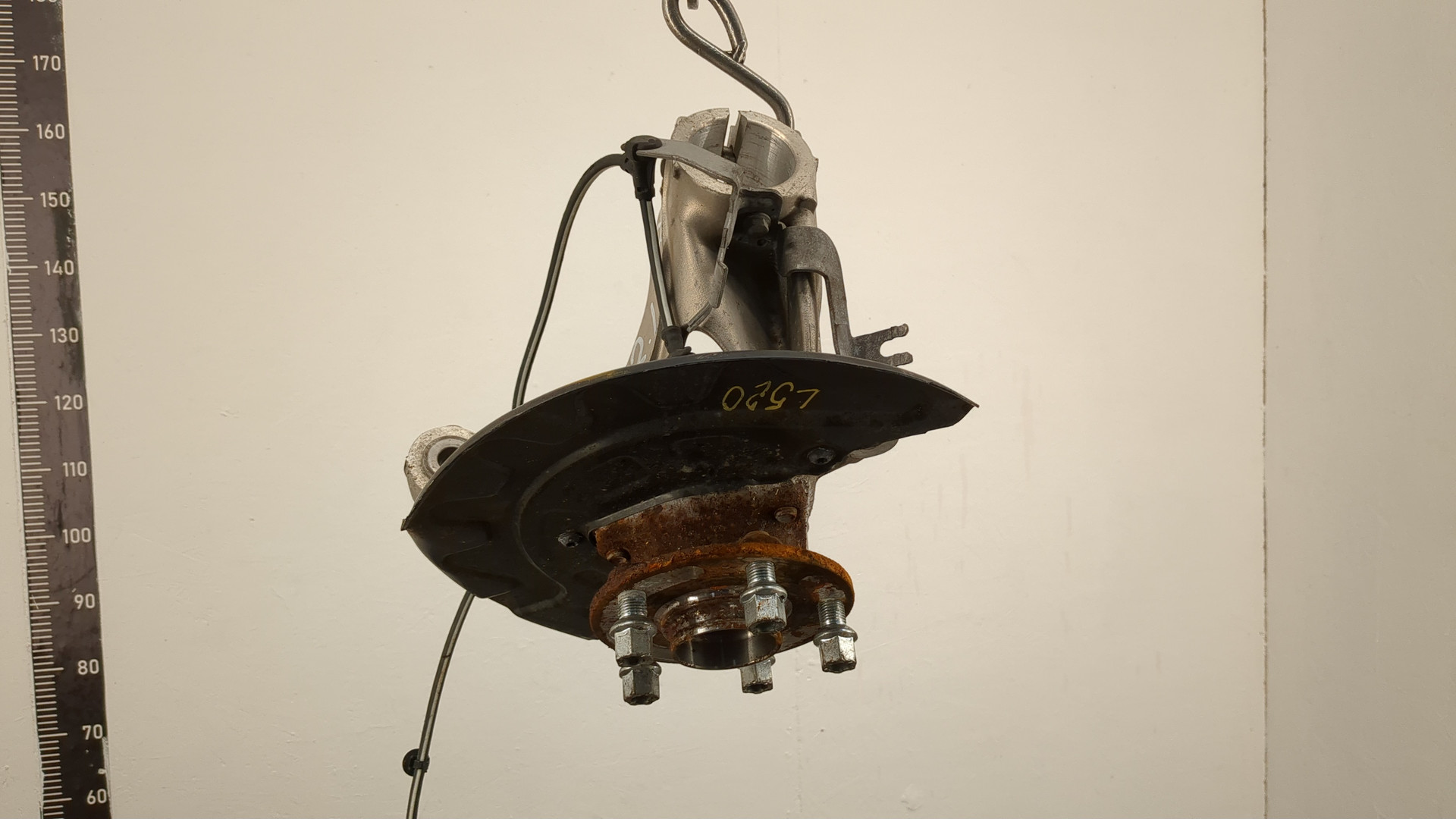 Кулак поворотный передний правый