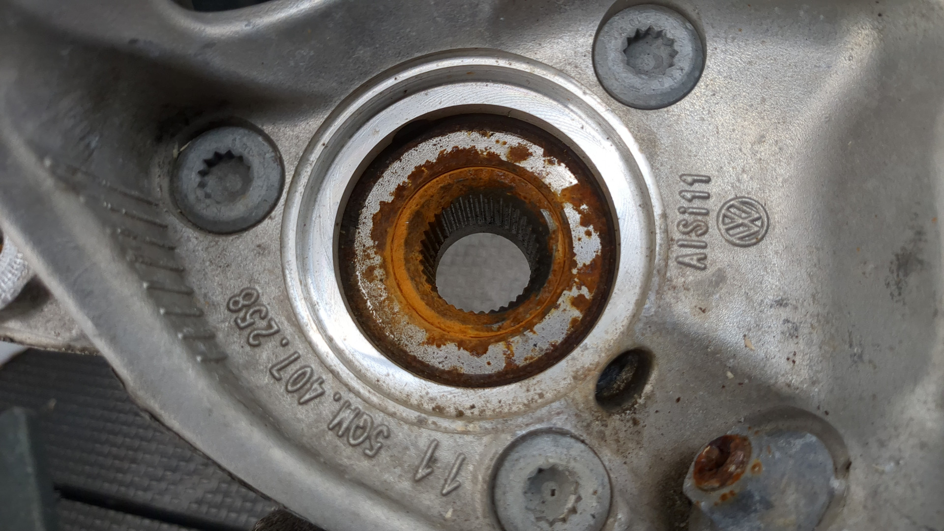 Кулак поворотный передний правый