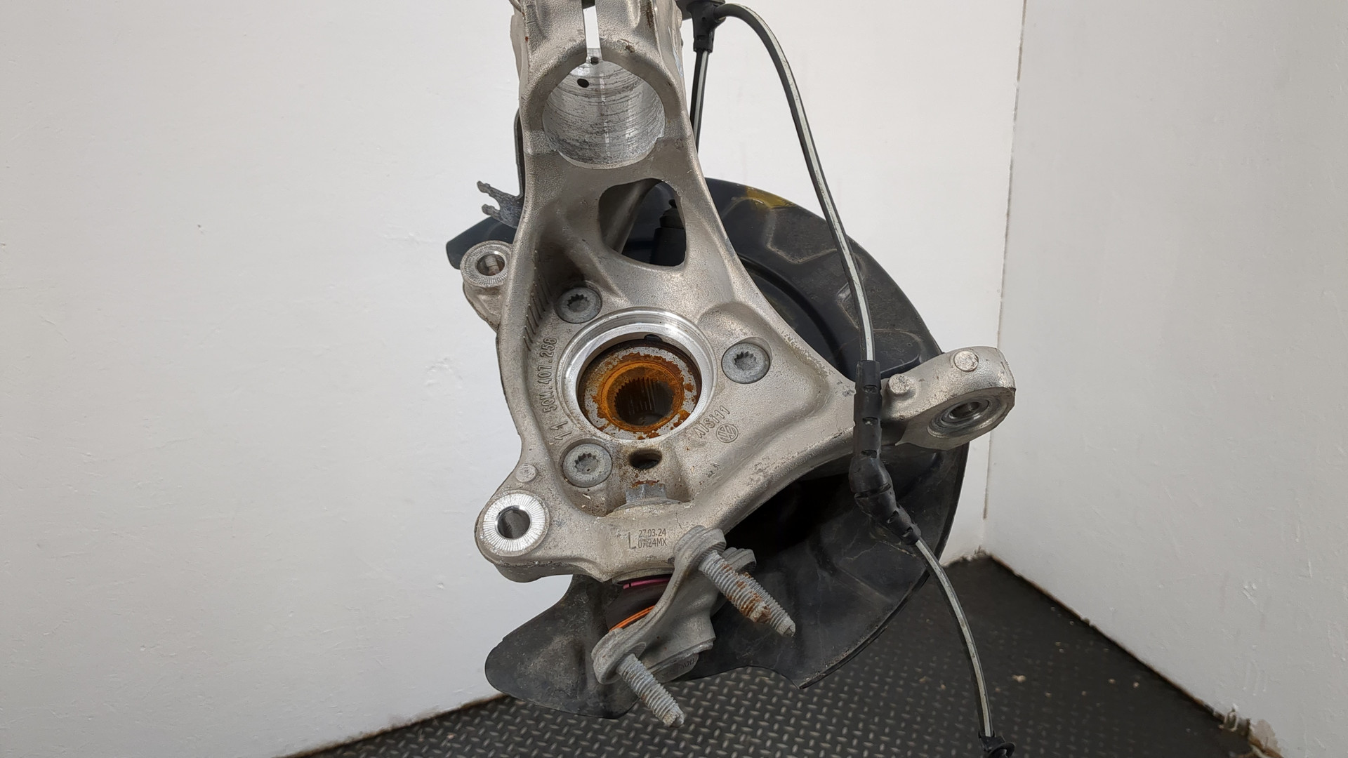 Кулак поворотный передний правый