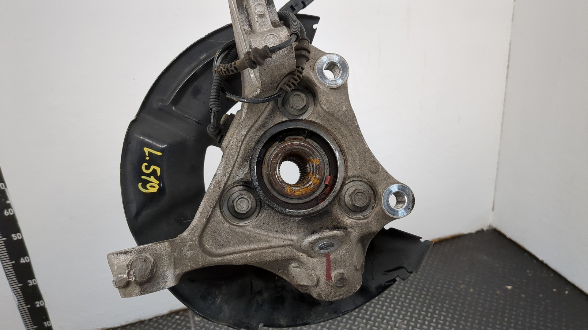 Кулак поворотный передний левый