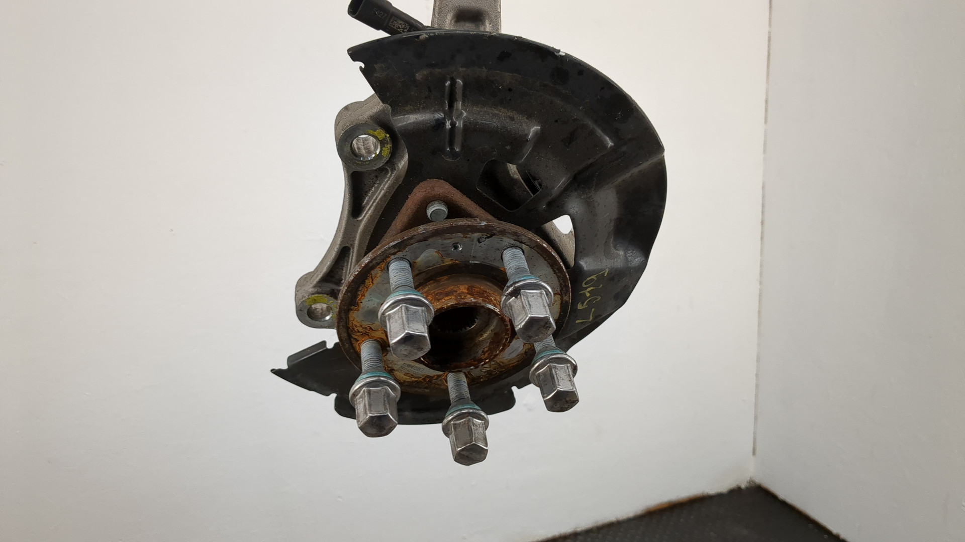 Кулак поворотный передний левый