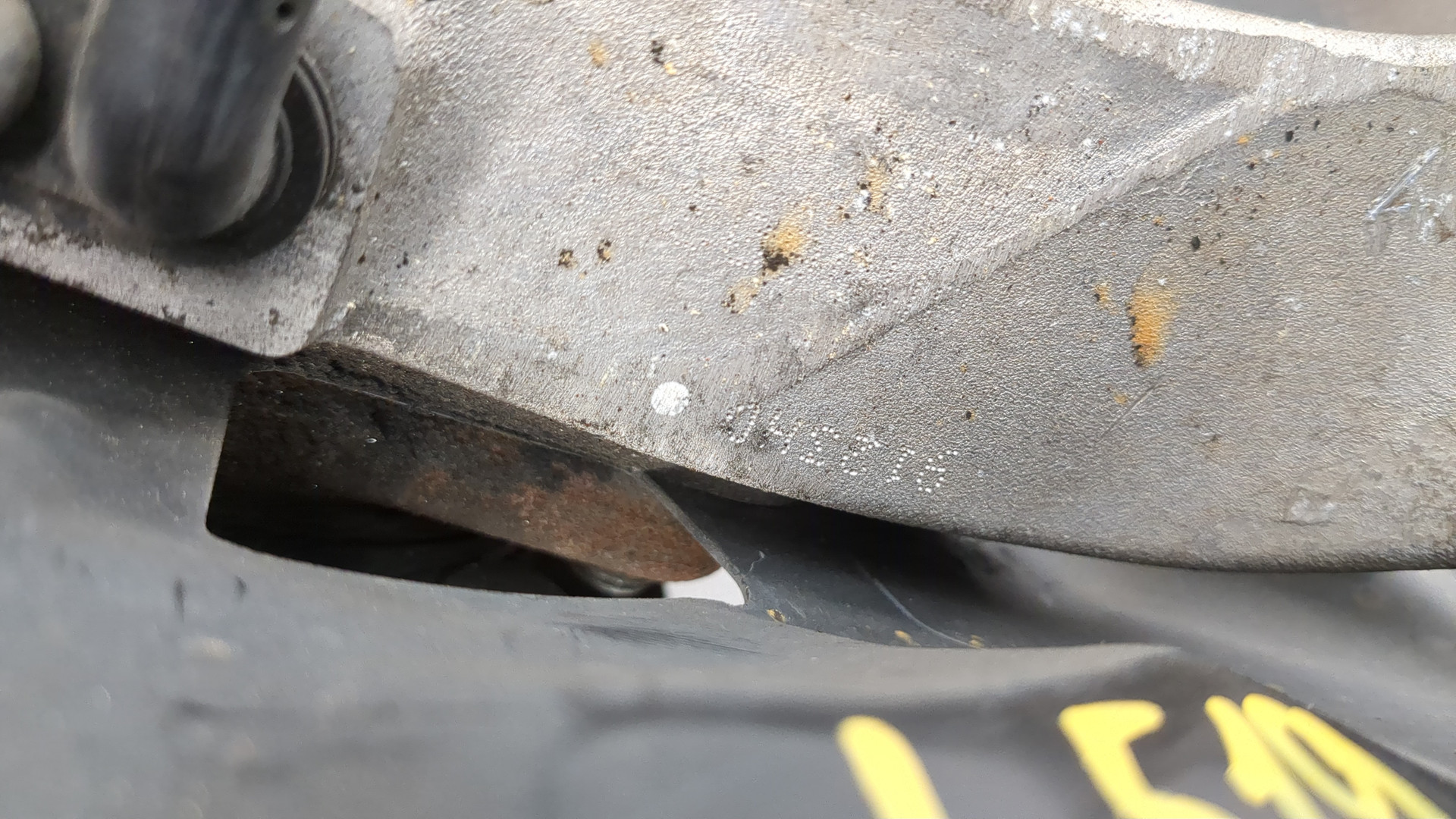 Кулак поворотный передний левый