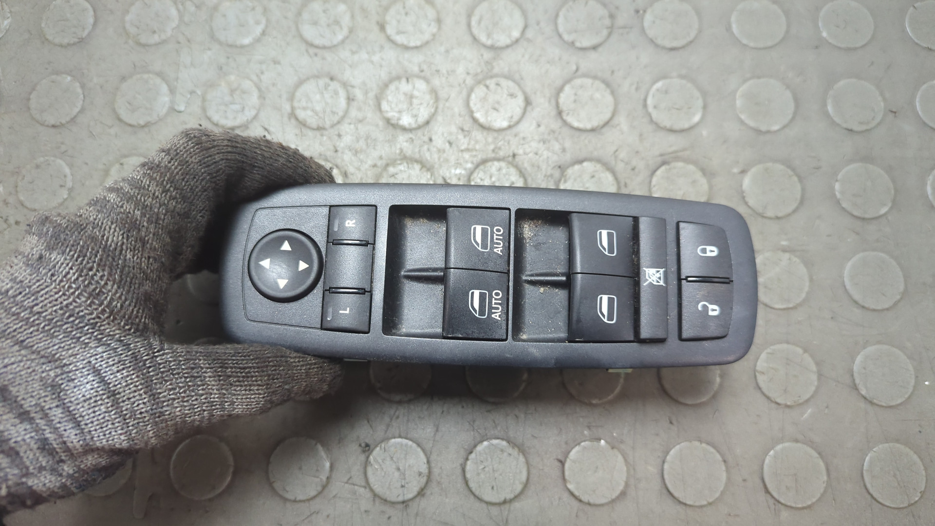 Кнопка стеклоподъемника