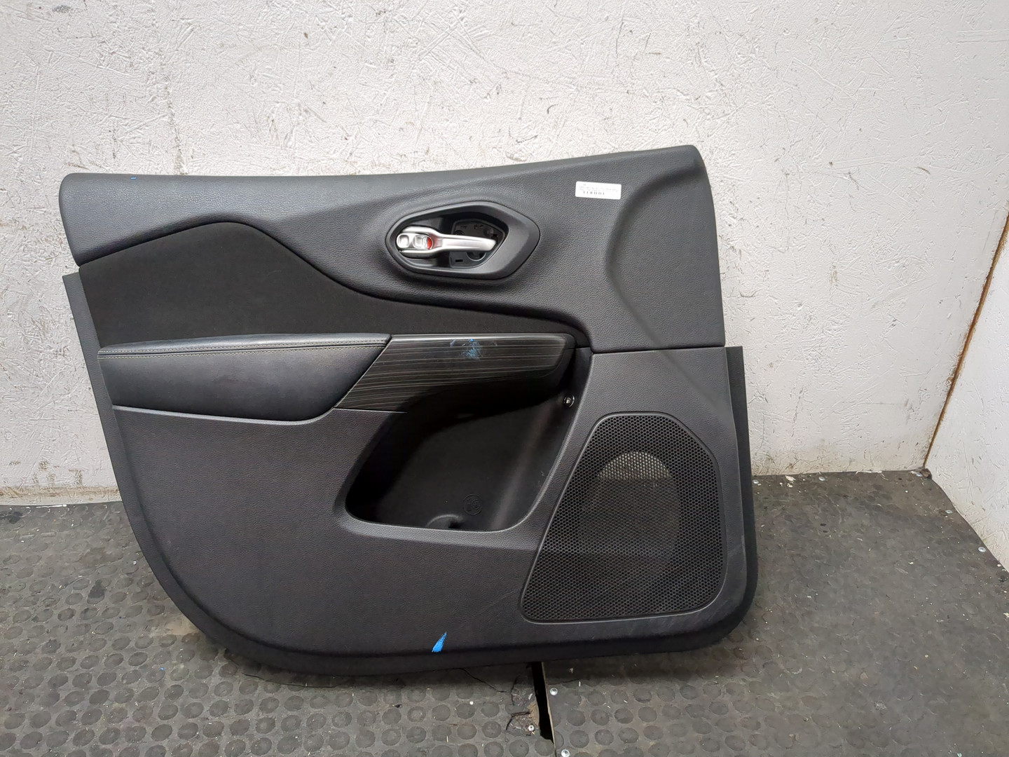 Обшивка двери передней левой