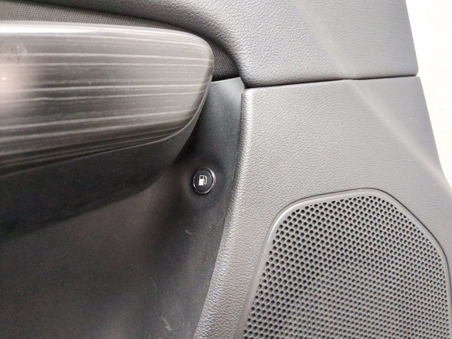 Обшивка двери передней левой