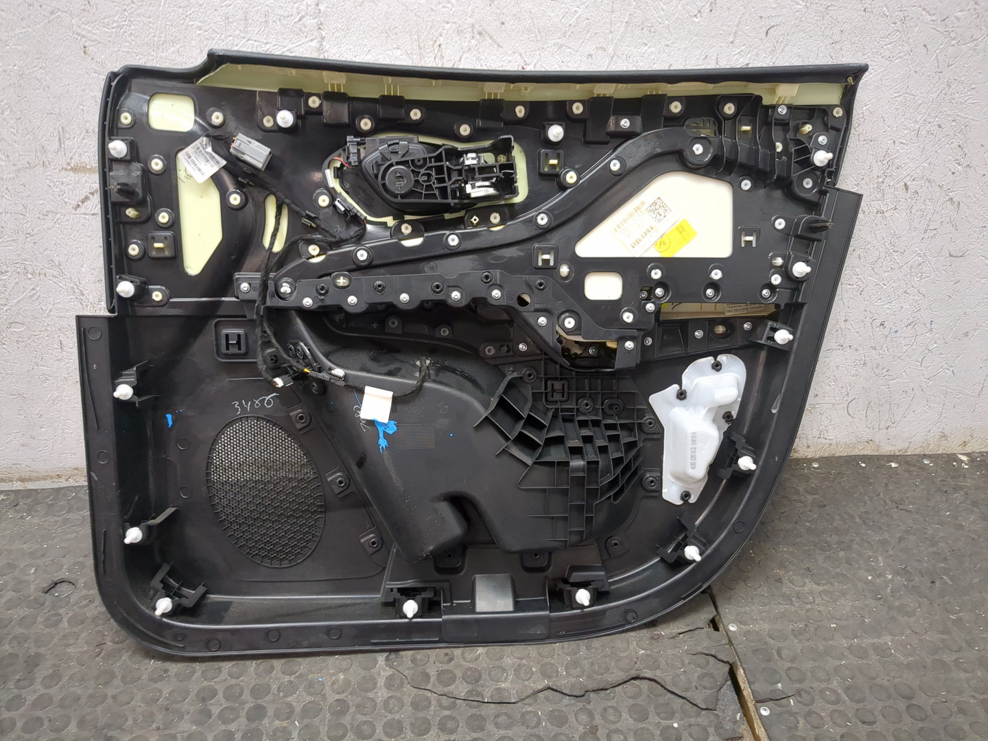 Обшивка двери передней левой