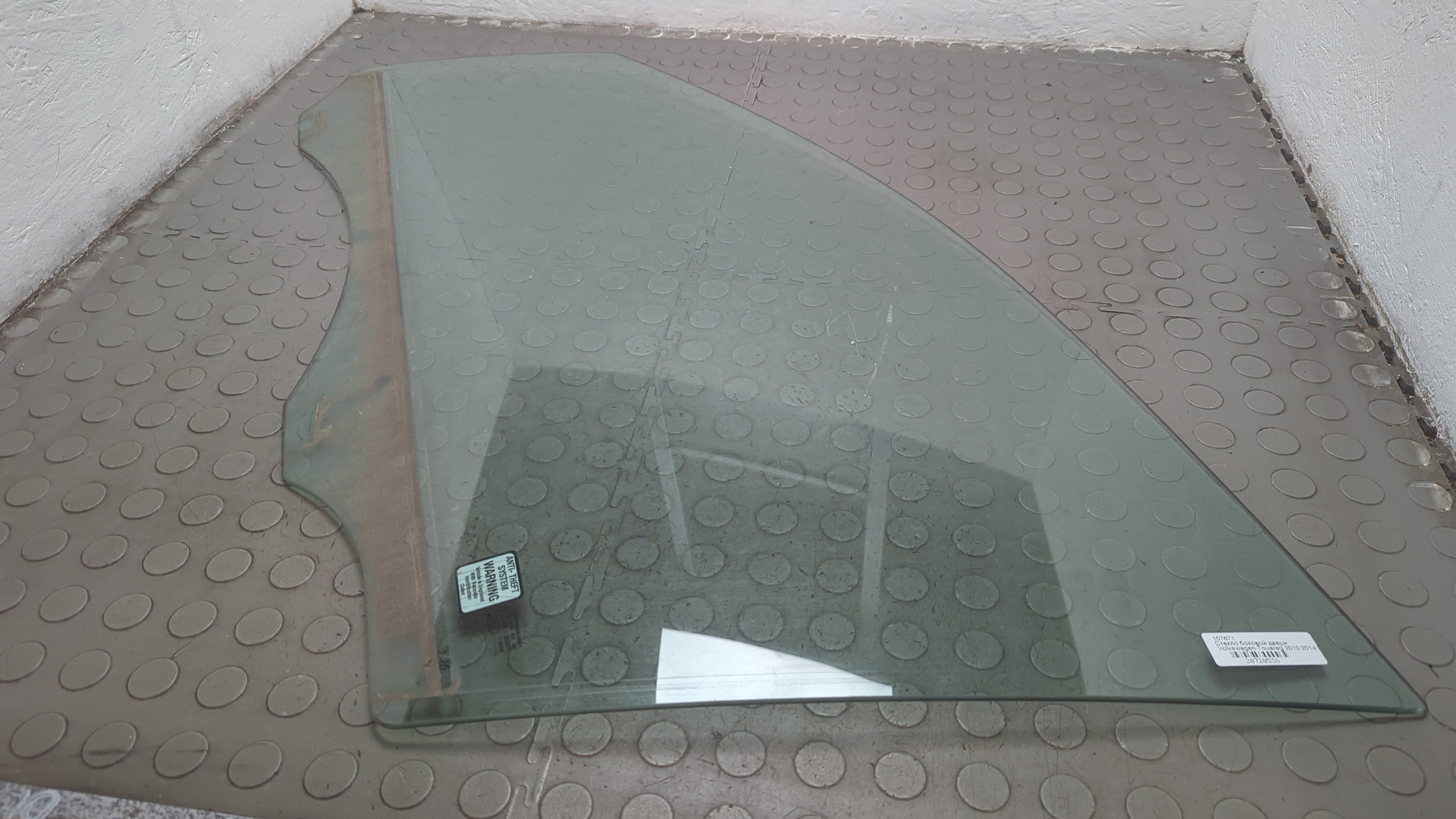 Стекло двери передней левой