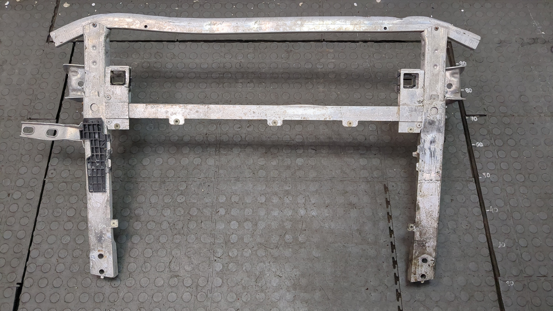 Усилитель переднего бампера