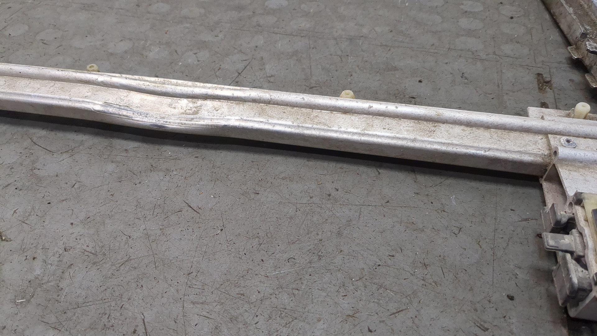 Усилитель переднего бампера