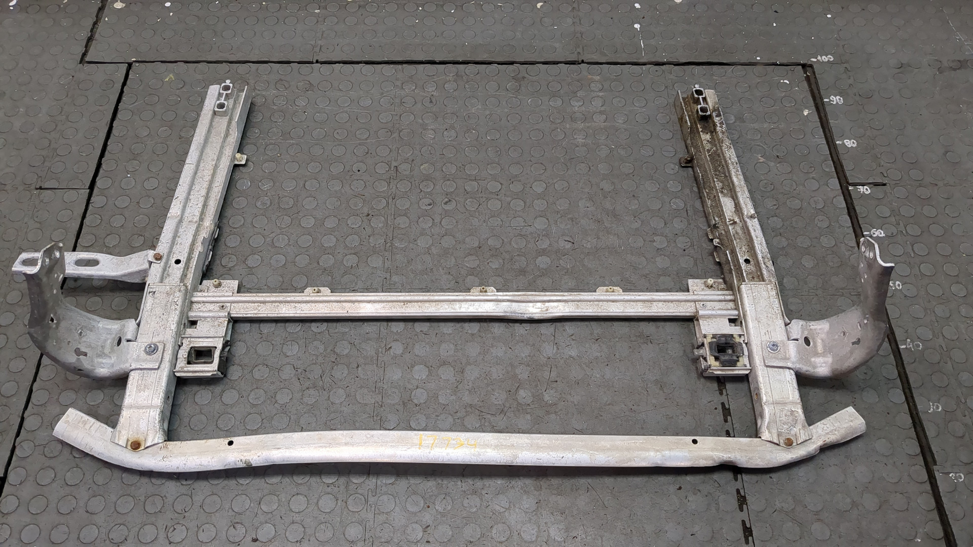 Усилитель переднего бампера