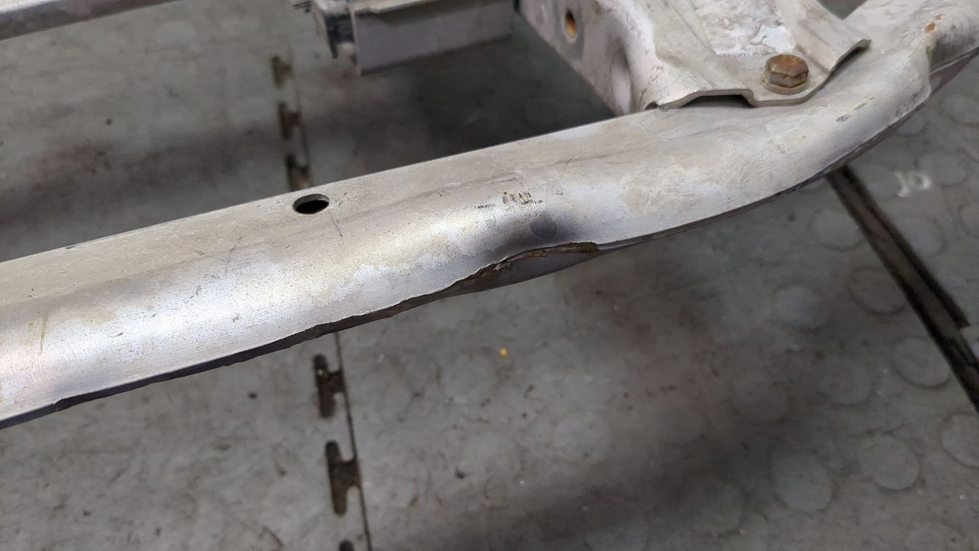 Усилитель переднего бампера