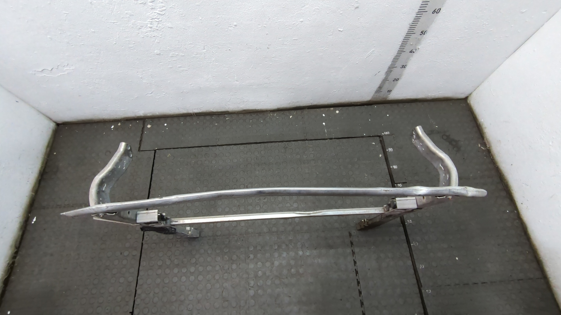 Усилитель переднего бампера