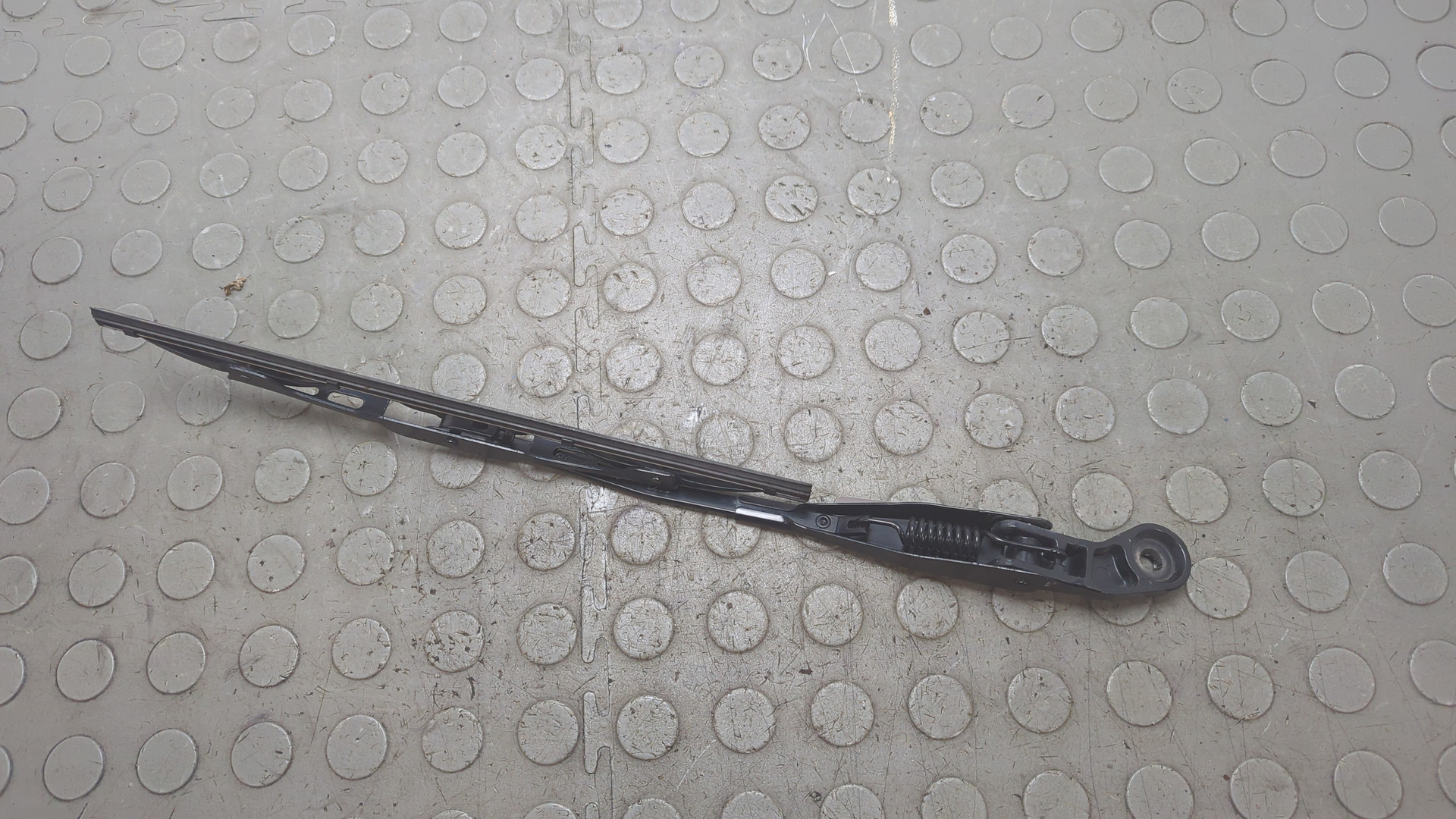 Поводок стеклоочистителя заднего