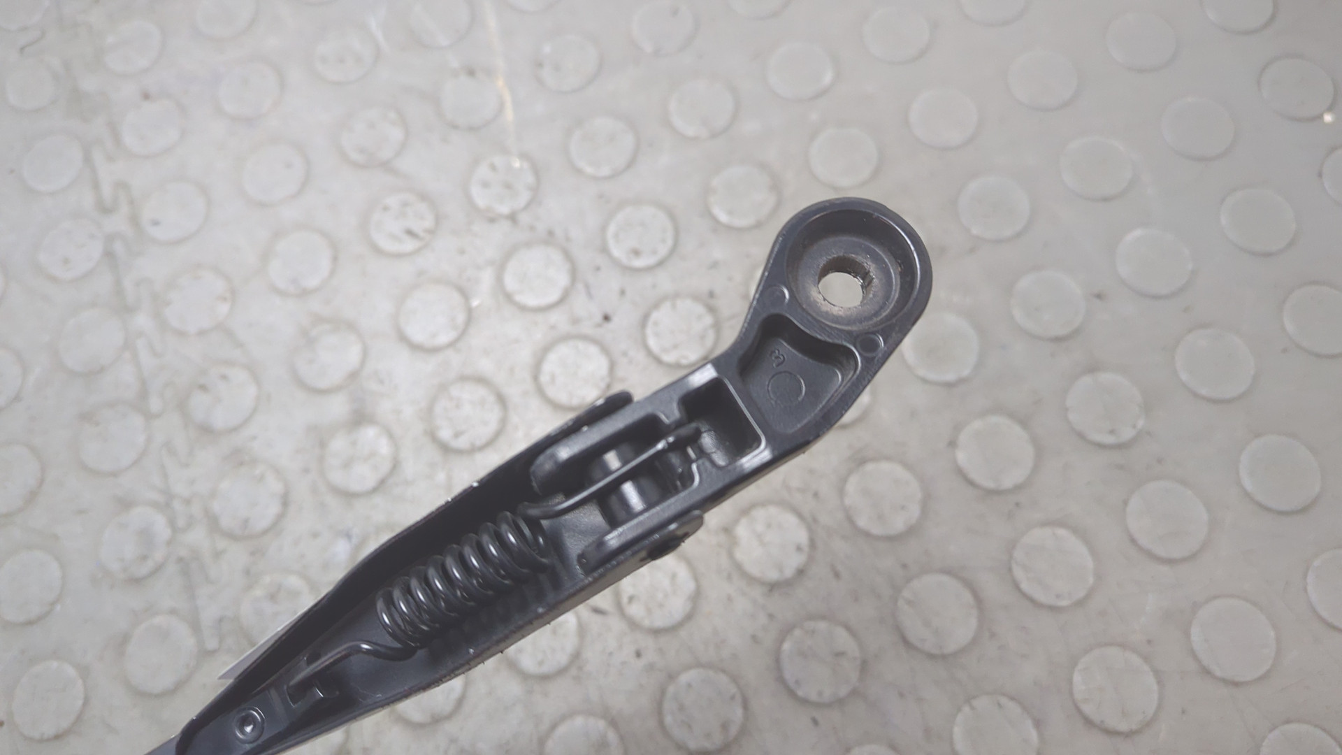 Поводок стеклоочистителя заднего