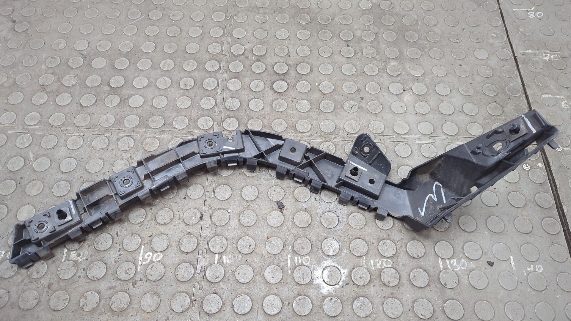 Кронштейн заднего бампера левый