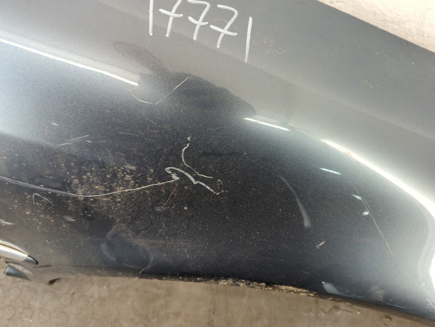 Крыло переднее правое