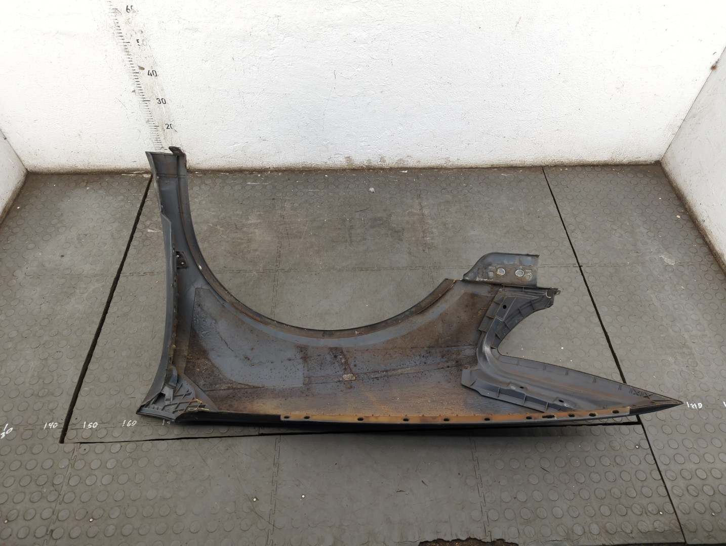 Крыло переднее правое