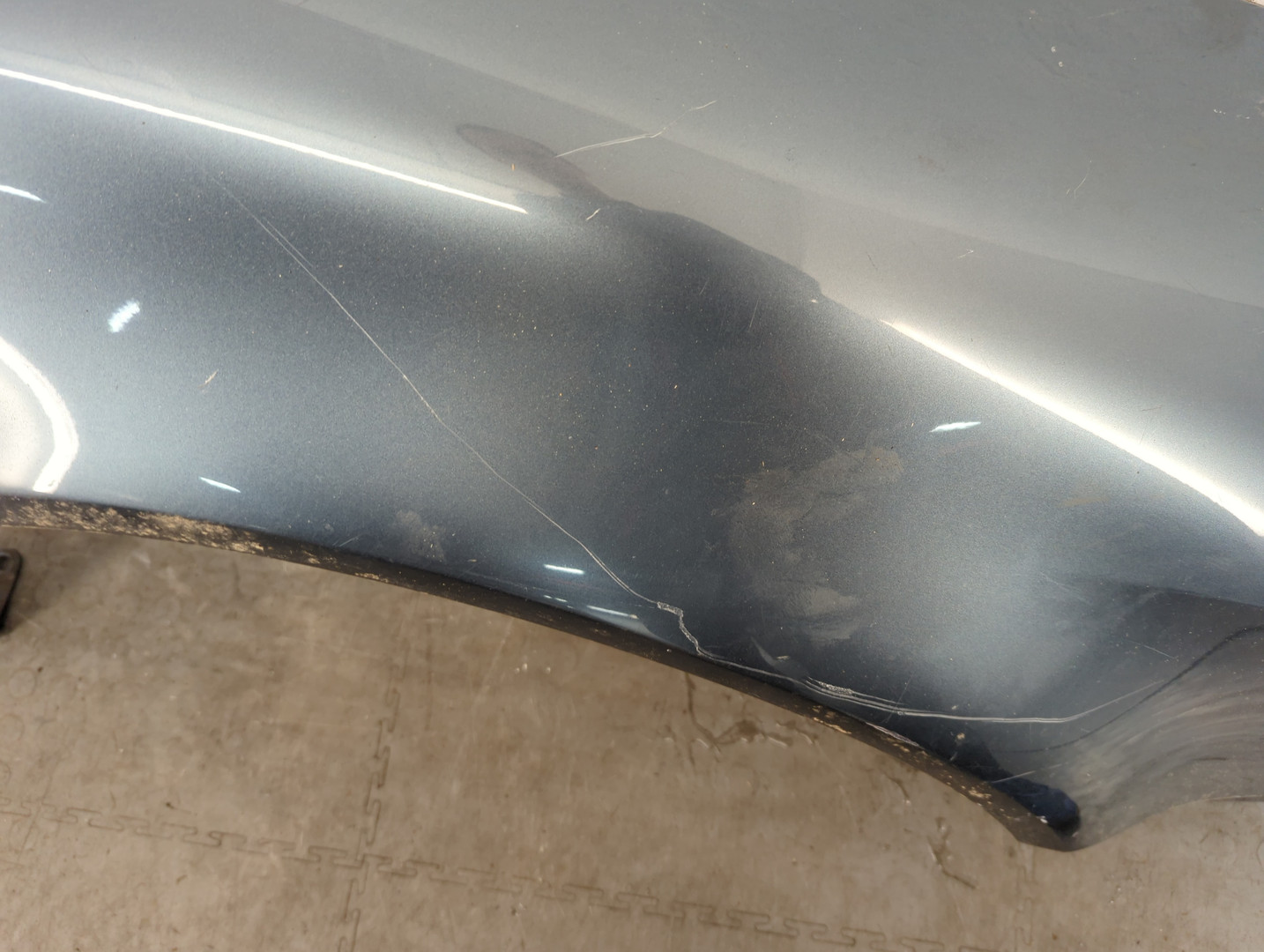 Крыло переднее правое