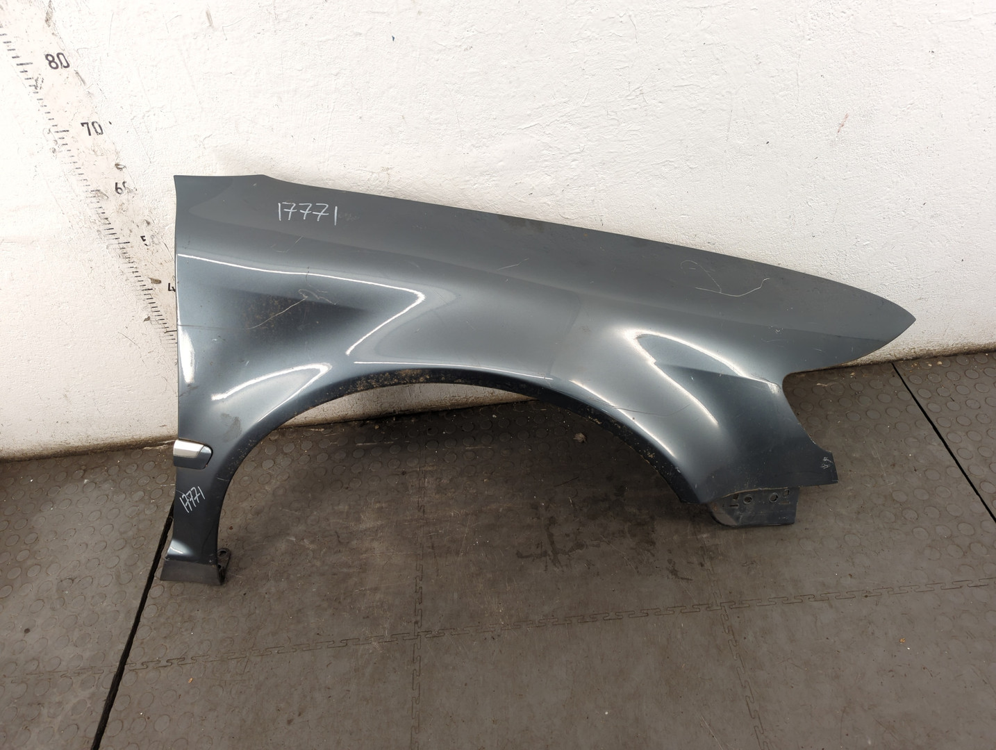 Крыло переднее правое