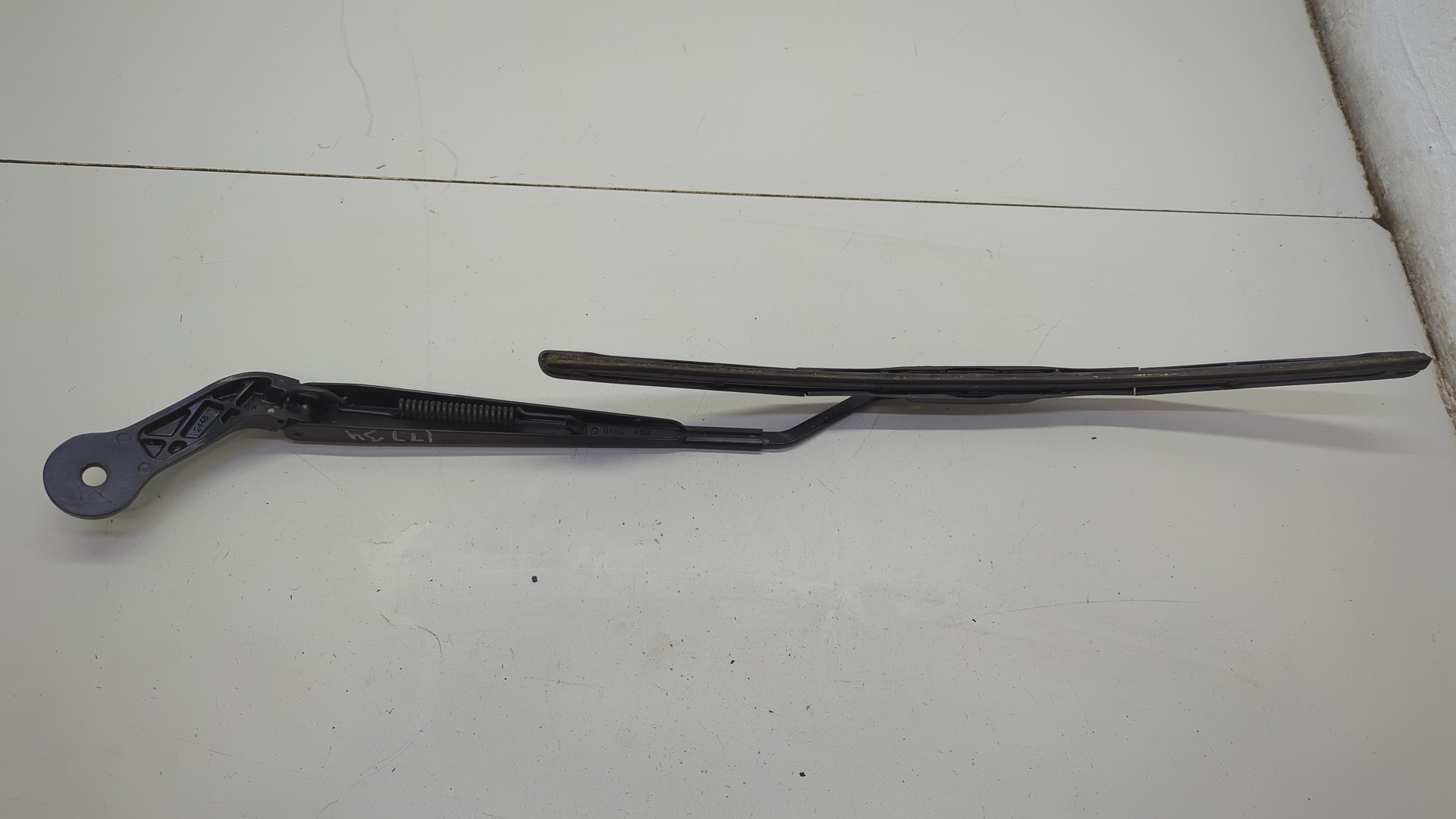 Поводок стеклоочистителя передний правый