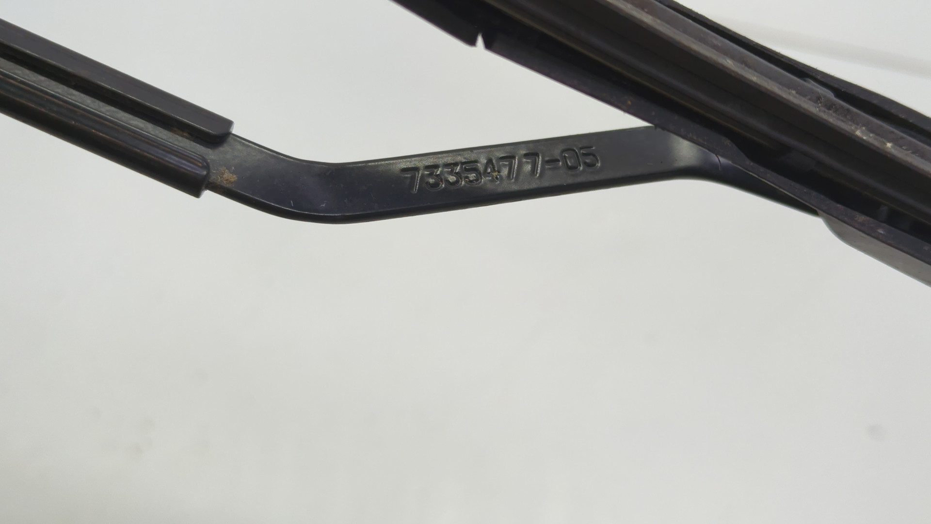 Поводок стеклоочистителя передний правый