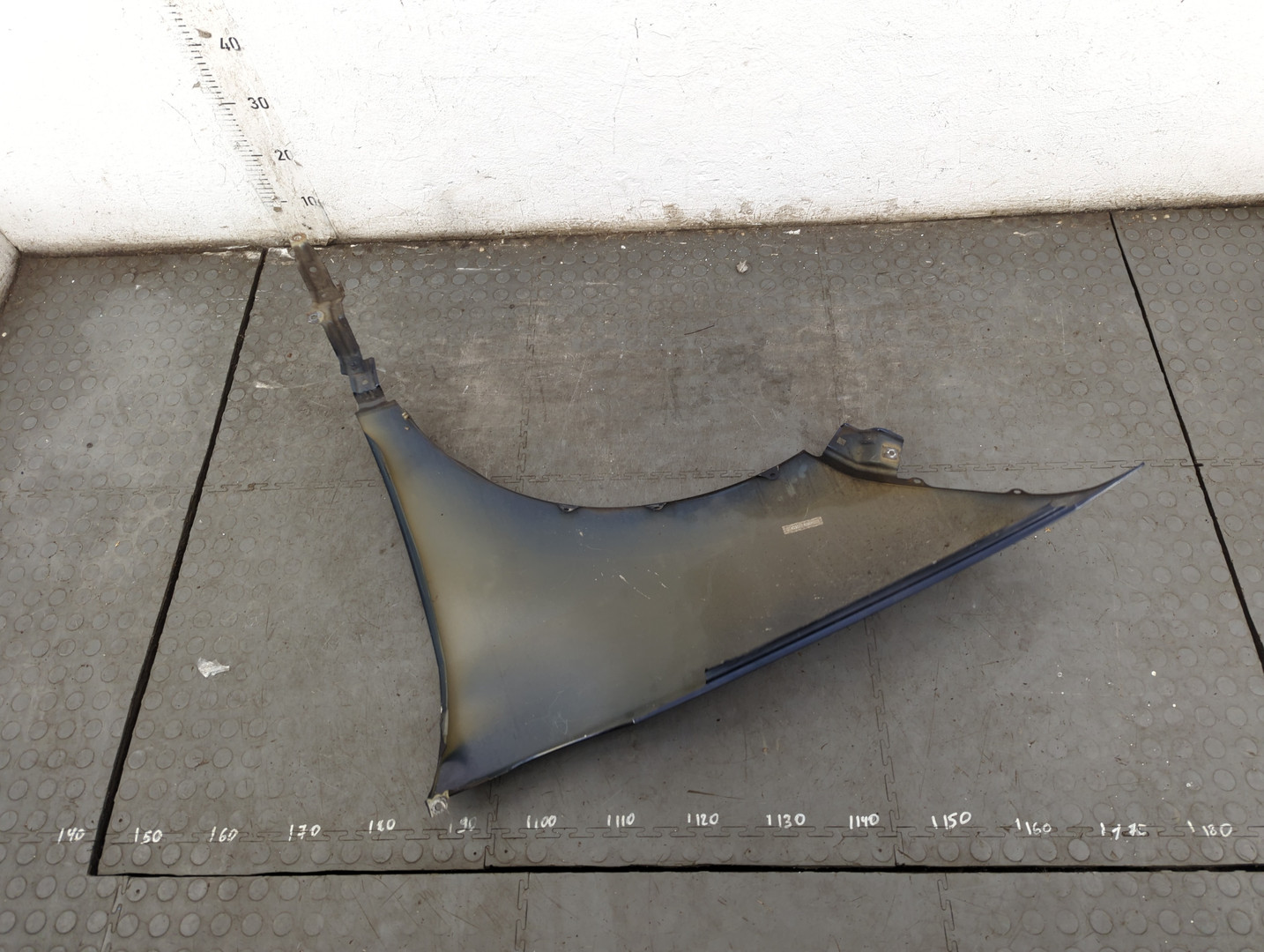 Крыло переднее правое