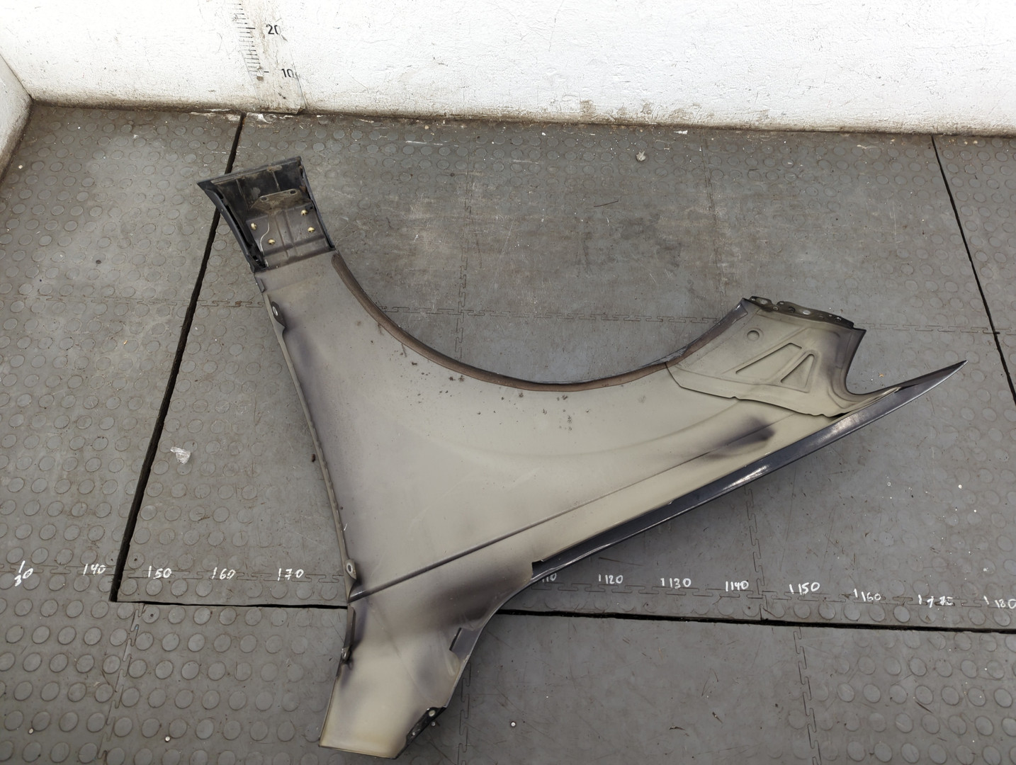 Крыло переднее правое