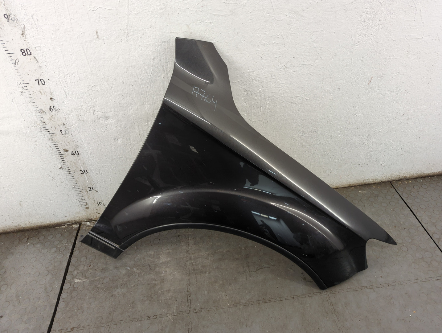 Крыло переднее правое