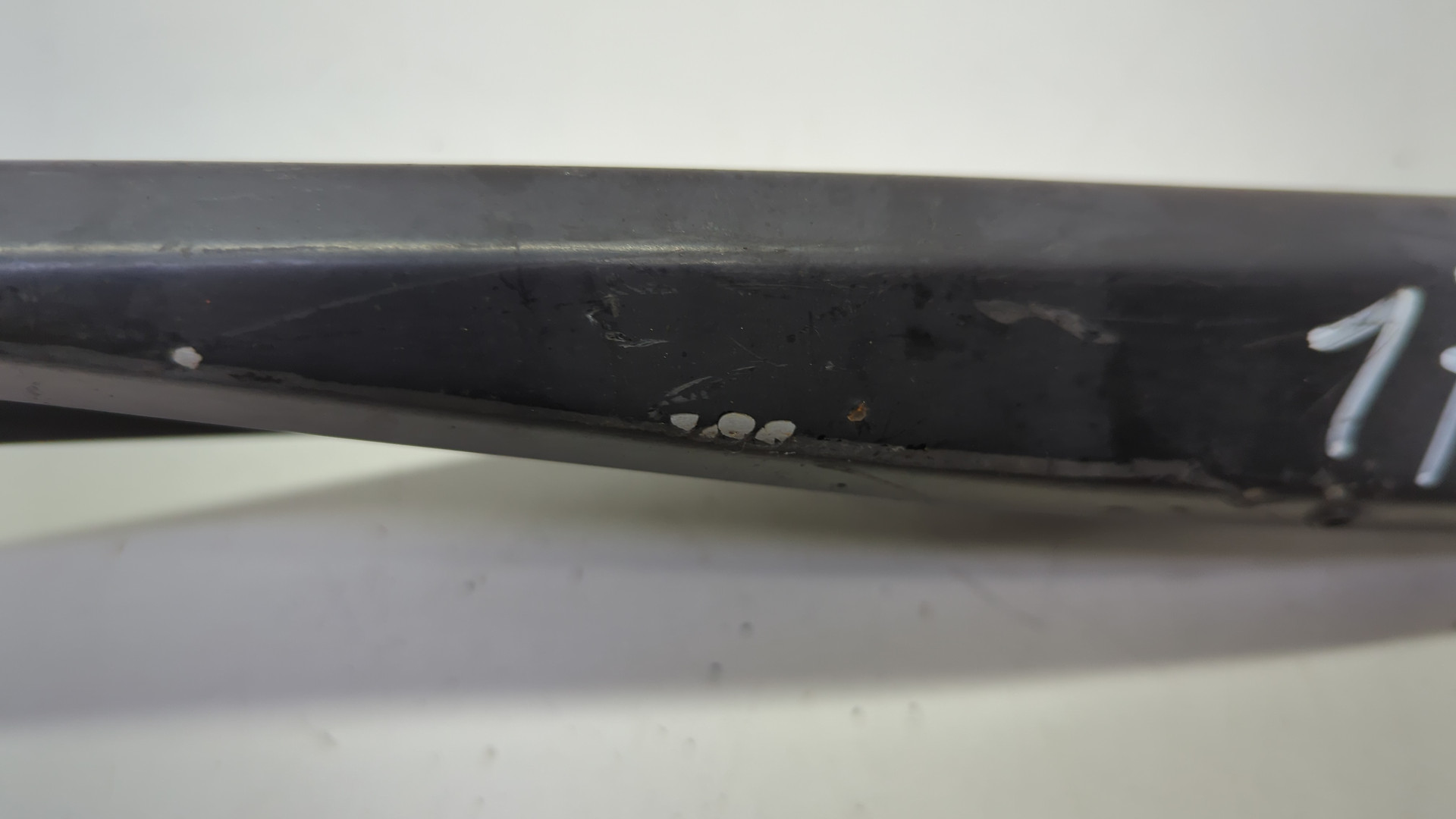 Поводок стеклоочистителя передний левый