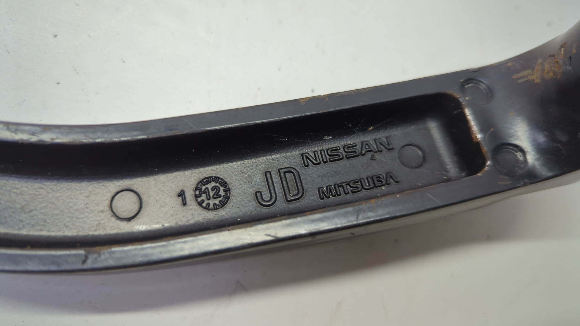 Поводок стеклоочистителя передний левый