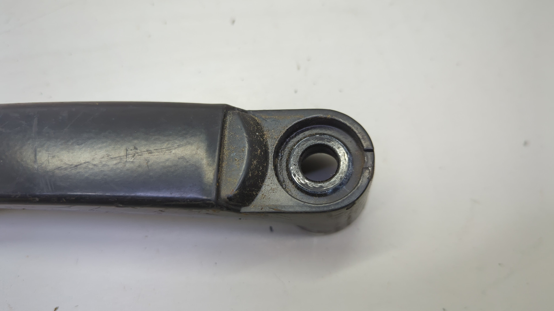 Поводок стеклоочистителя передний левый