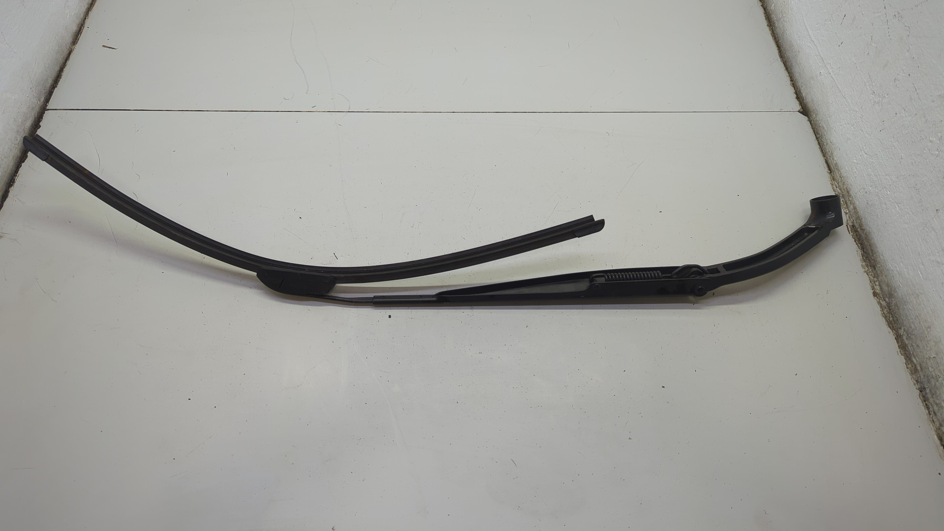 Поводок стеклоочистителя передний левый