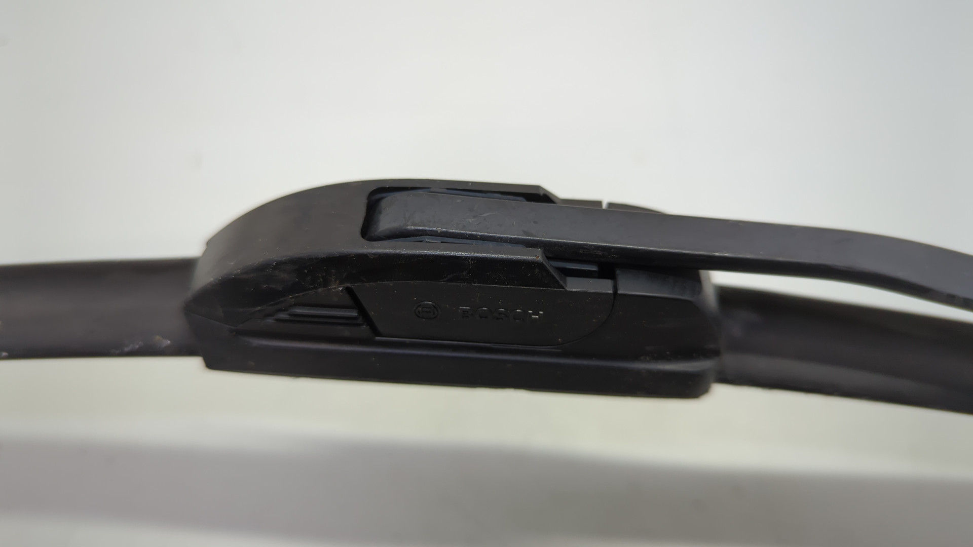 Поводок стеклоочистителя передний левый