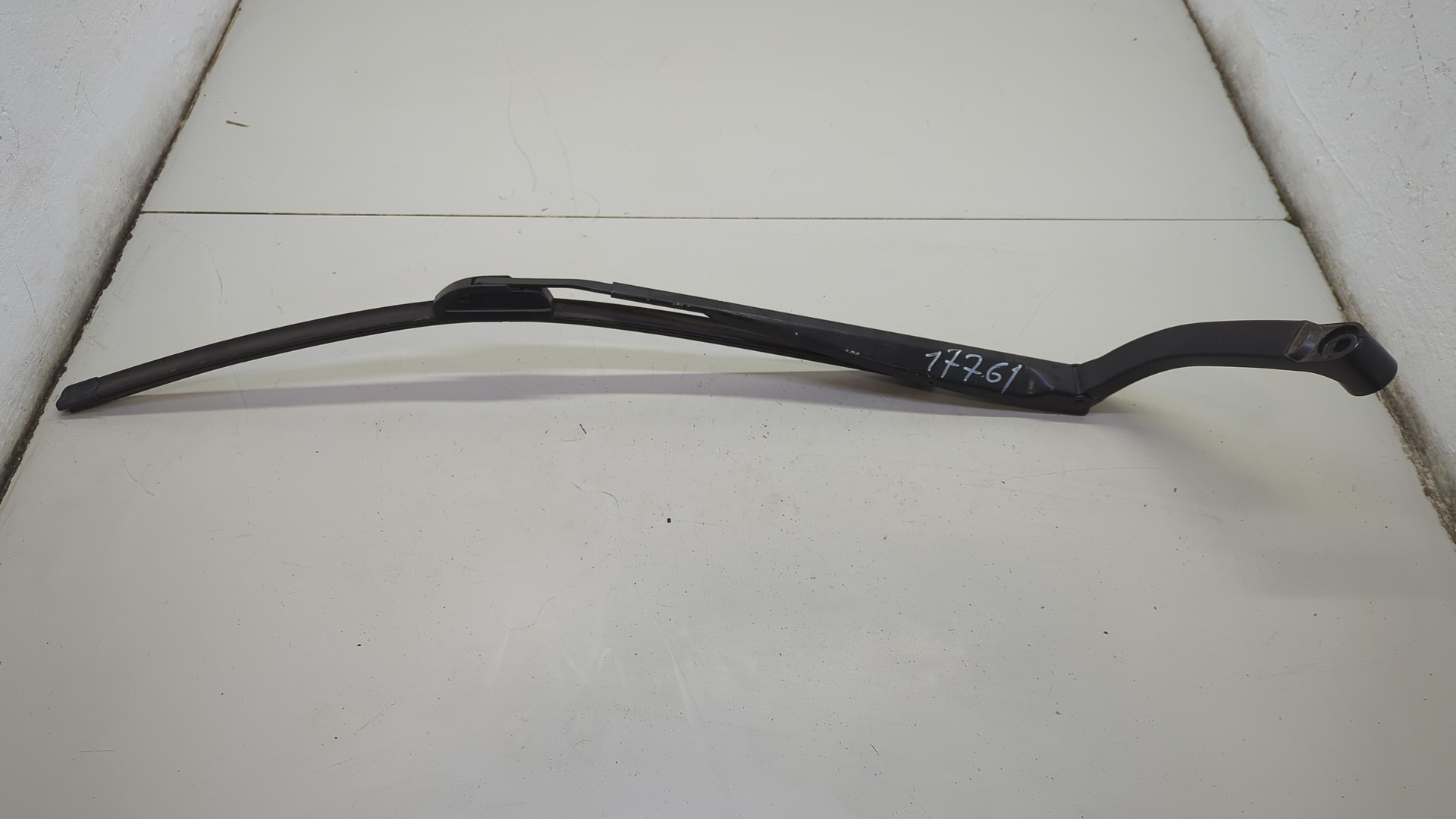 Поводок стеклоочистителя передний левый