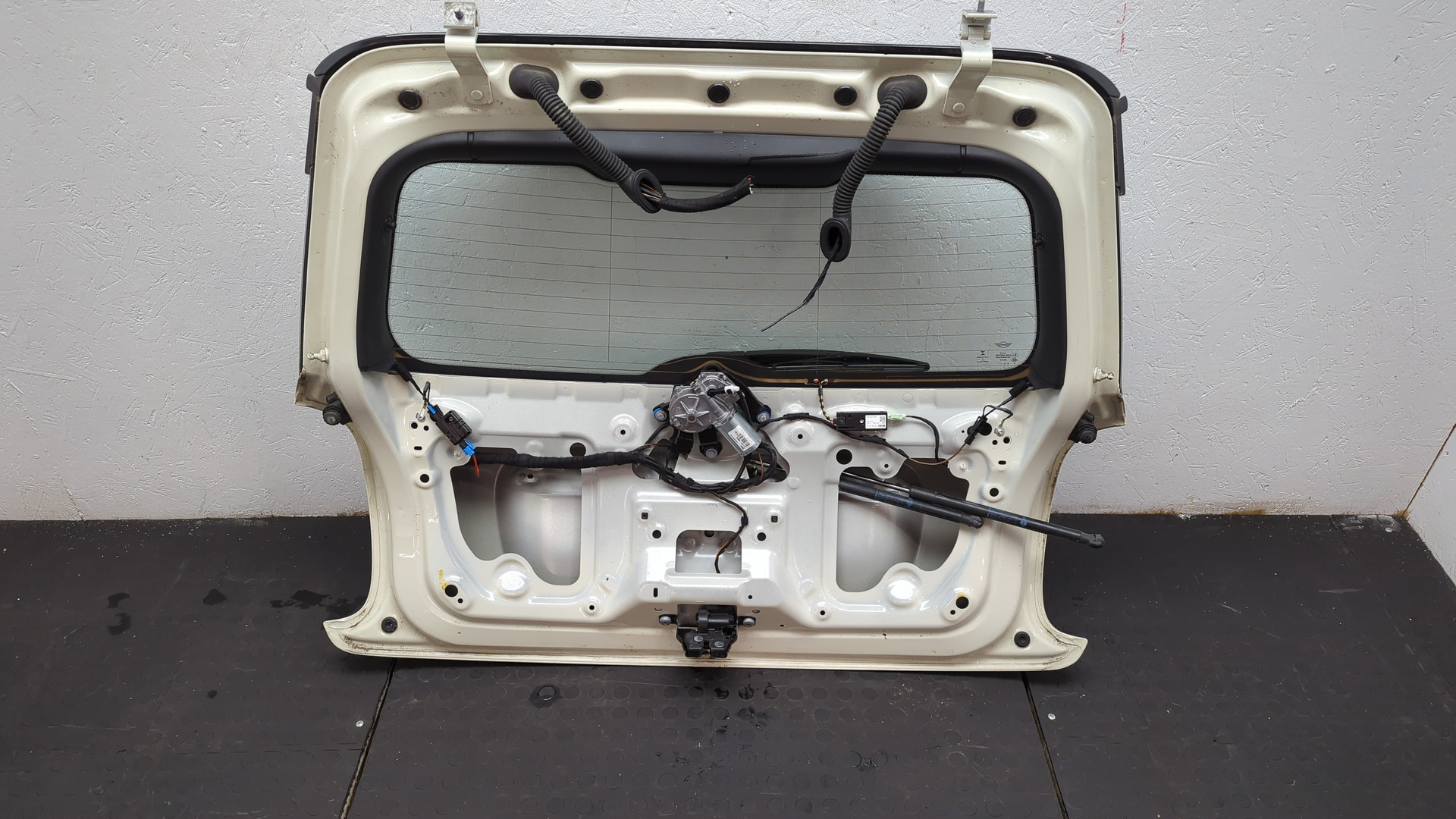 Дверь багажника