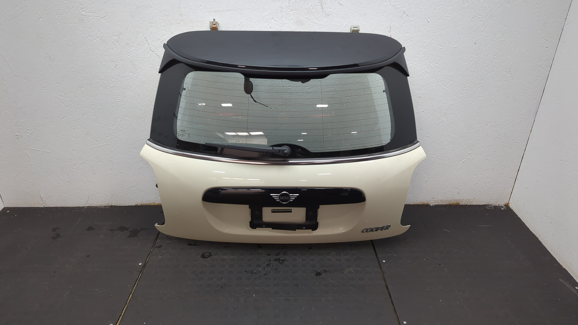 Дверь багажника