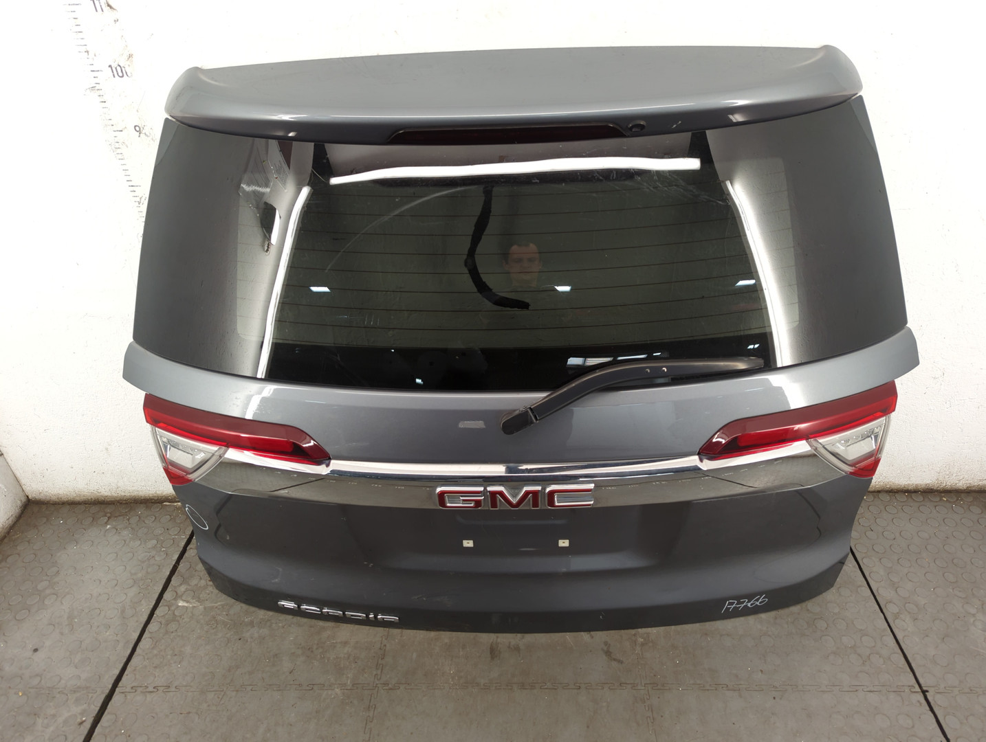 Дверь багажника