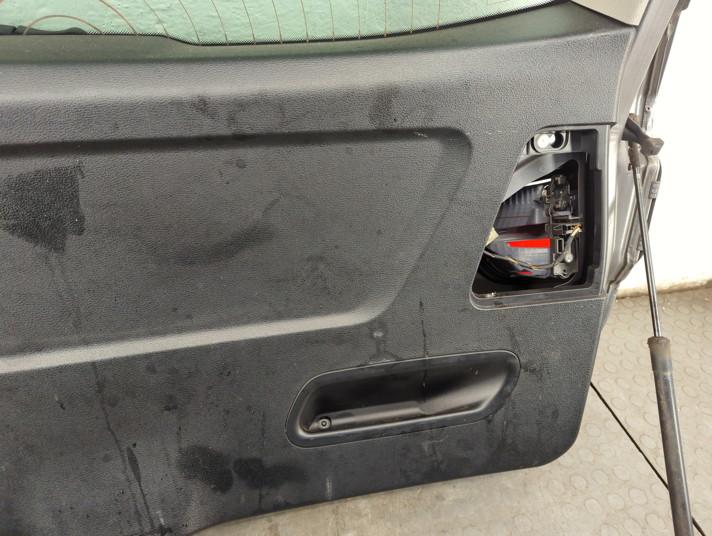 Дверь багажника