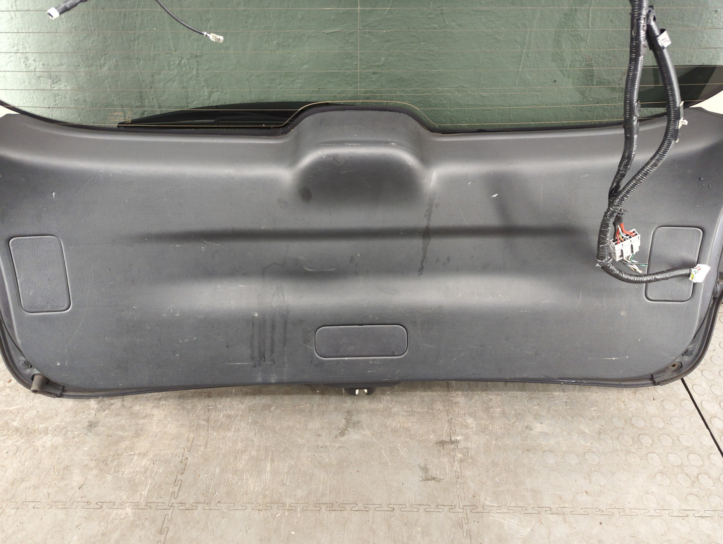 Дверь багажника