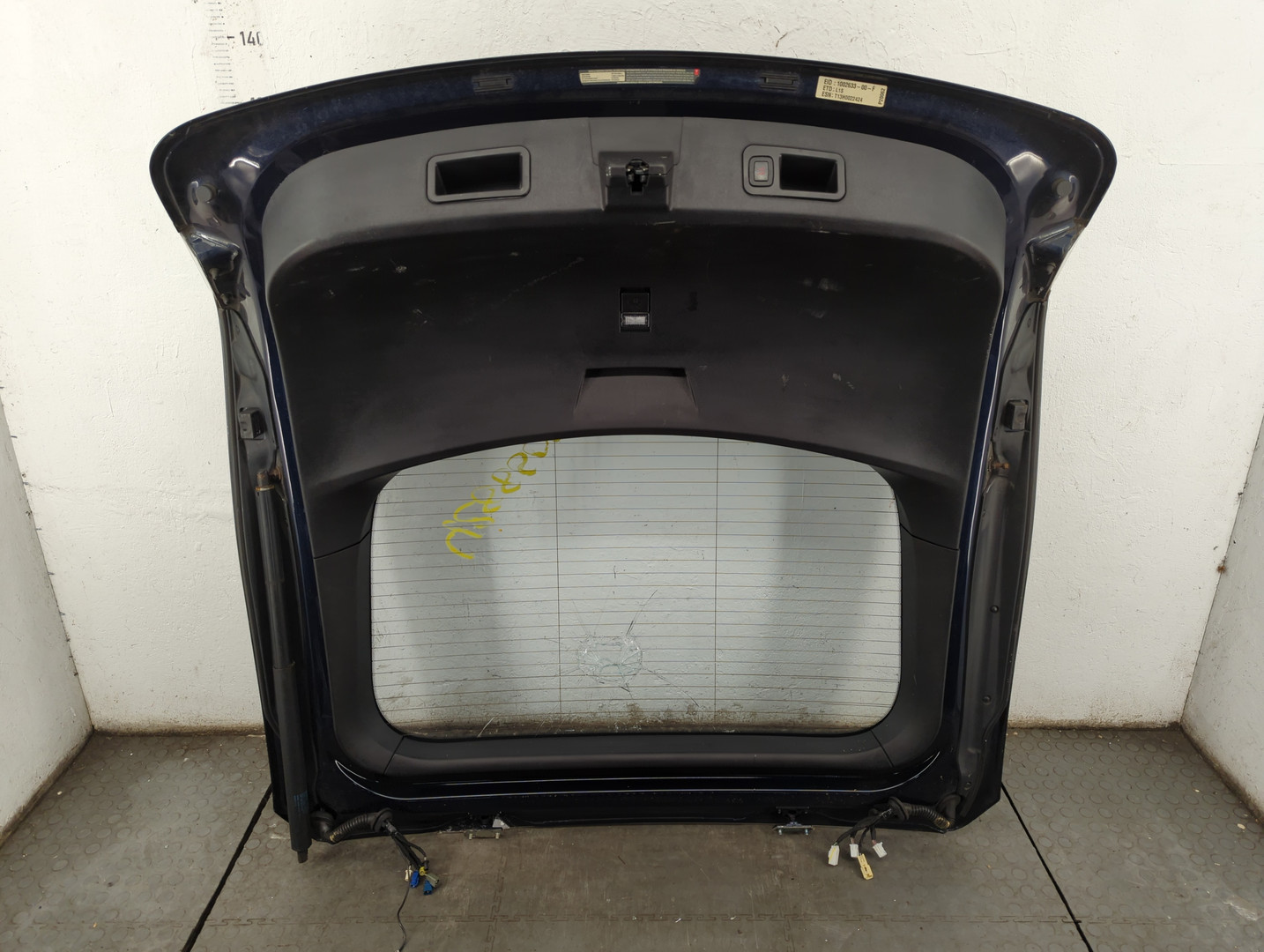 Дверь багажника