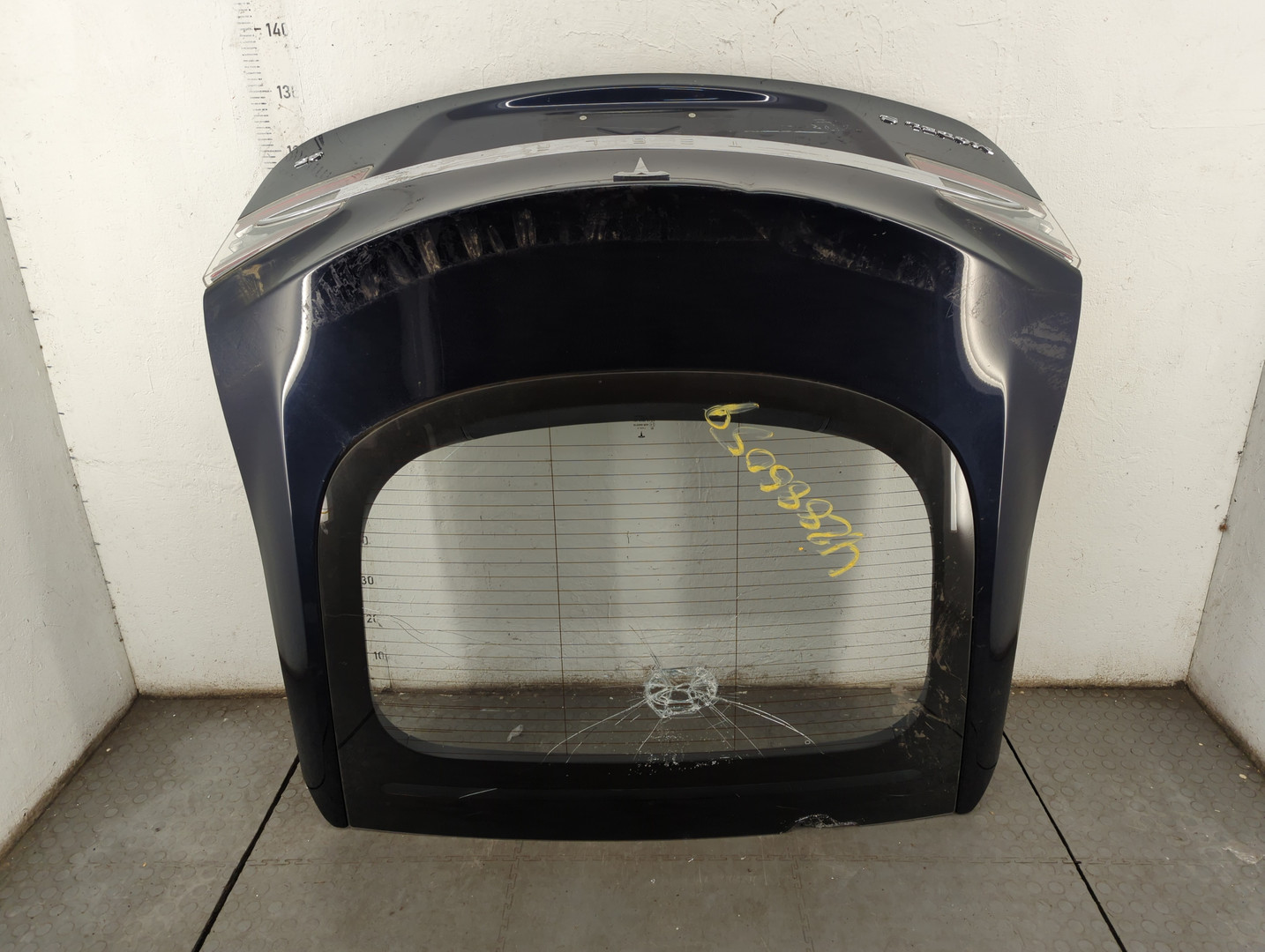 Дверь багажника