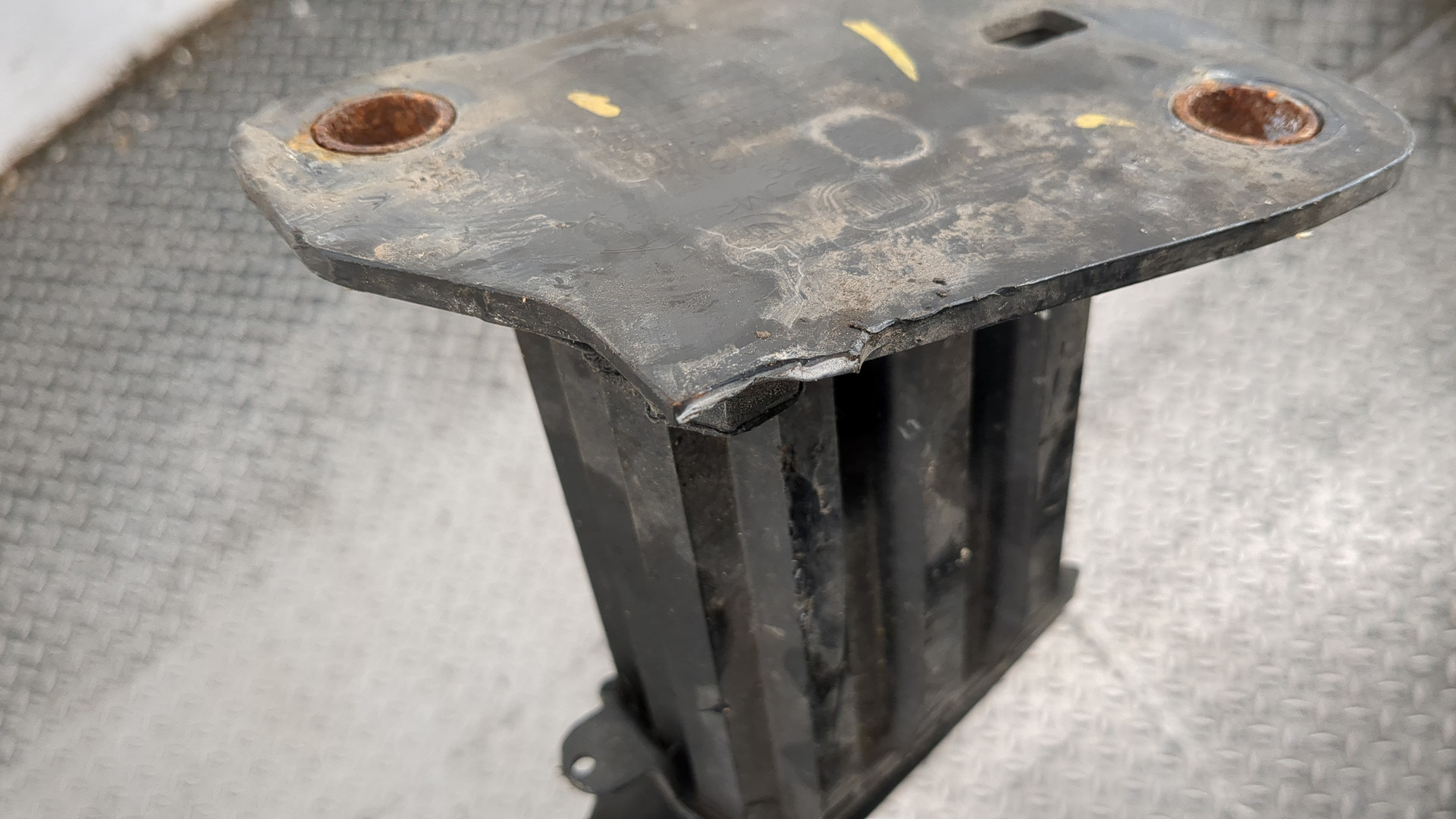 Усилитель переднего бампера