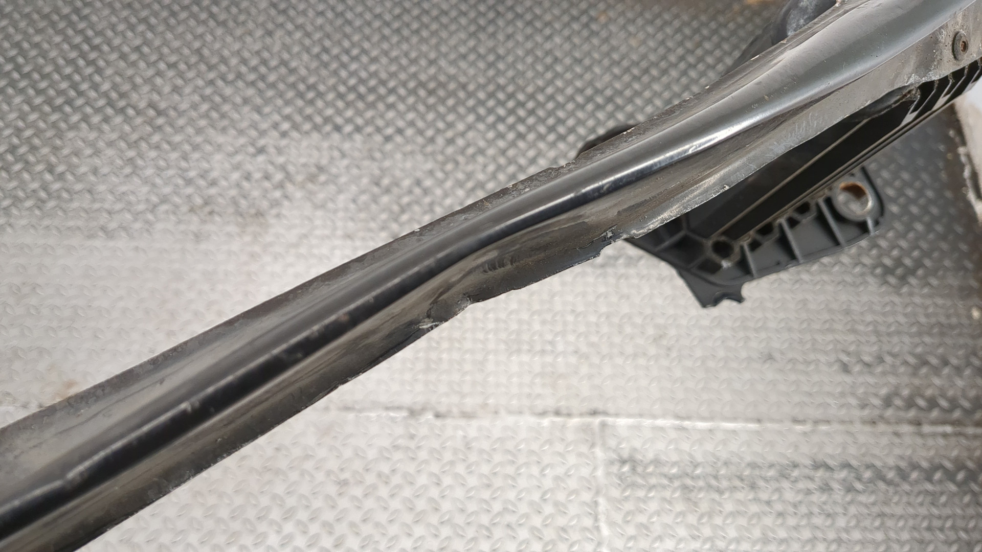 Усилитель переднего бампера