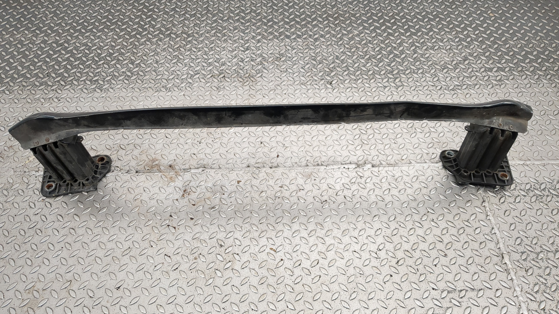 Усилитель переднего бампера